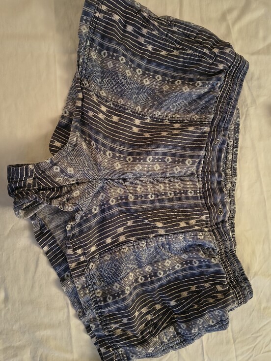 GAP Pants - GAP XL Woman's Blue and White Patterned Shorts